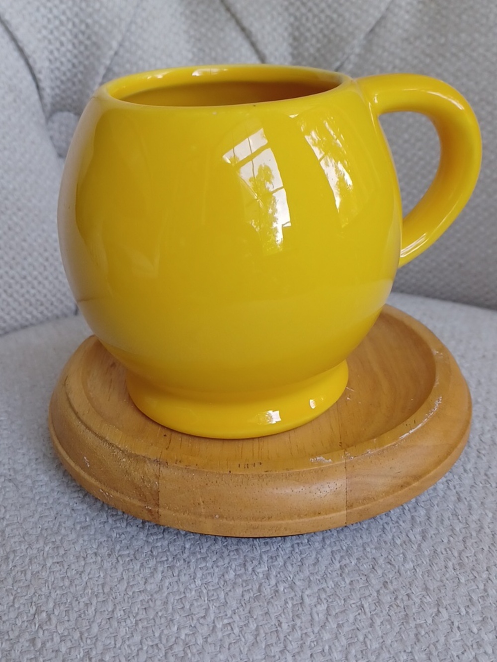 Vintage McCoy USA Pottery Yellow Smiley Face Mug - Picture 6 of 10